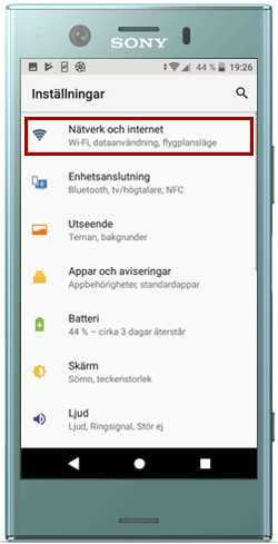 Gå till "Inställningar" och välj "Nätverk och internet".